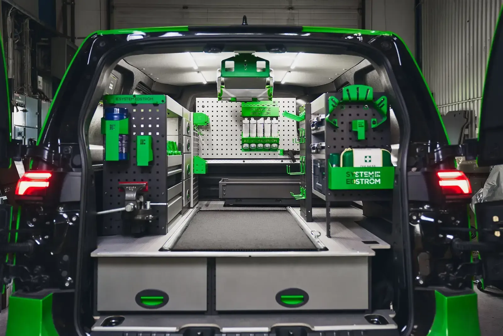 Interior de furgoneta equipada como taller móvil con mobiliario modular Prevan